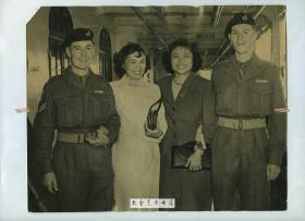 1952年两名英国皇家什罗普郡轻步兵团的士兵和他们的中国妻子合影，此时这两名士兵刚从朝鲜战场上回国不久 25.3X20厘米