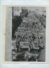 1966年美联社新闻传真照片一张，湖北武汉街道大游行, 条幅写着坚决支持越南人民抗美救国正义斗争