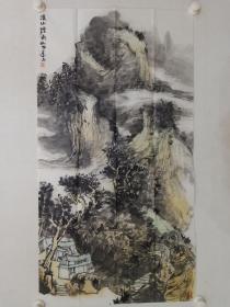 保真书画，孙远利山水画《溪山烟雨》一幅，尺寸98×52.5cn，附赠作者画集一本。孙远利，中国美术家协会会员，中国人民大学艺术学院高研班导师。中央国家机关美术家协会理事，中外名人文化研究会副主席，北京国画艺术家协会理事，北京国画艺术家协会山水创研部主任，北京雪域西藏艺术研究院研究员。