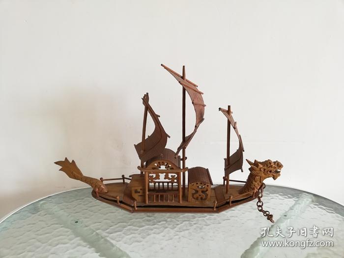 古典美观的竹制龙船模型
