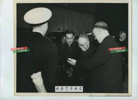 1940年代中国第一位天主教枢机青岛主教田耕莘访问美国老照片，25.3X20.6厘米。