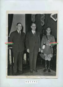 1934年3月中华民国驻华盛顿公使馆武官周喜明上校（音译）与美国战争部秘书长乔治.H等人合影老照片。23X17.8厘米