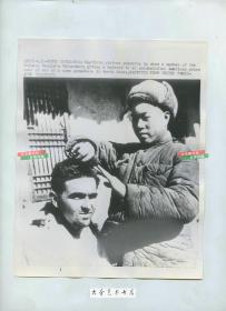 一九五零年代联合通讯社新闻传真照片一张，中国人民志愿军战士为美国俘虏理发。