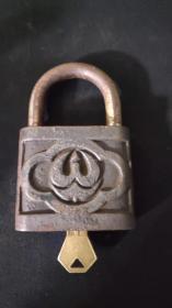 上世纪60-70年代4507型铁锁老锁老物件当年后配钥匙。