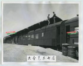 1952年朝鲜战争期间朝鲜汶山火车站的一列独一无二的火车老照片,美军将其顶部加装了凉棚以确保车厢内的温度舒适