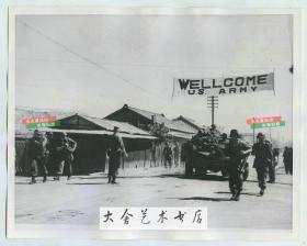 1950年代朝鲜战争时期，在南朝鲜某地的横幅，欢迎美国第一骑兵队入朝作战老照片，22.8X18厘米。