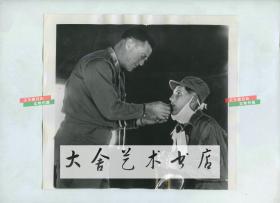 1951年4月在朝鲜板门店交战双方交换战俘老照片，一名来自费城的士兵在刚被释放后，受到了军队牧师祝福，20.7X18.5厘米