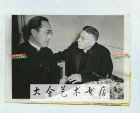 1945年江苏南京天主教教会于斌神父访问旧金山，与旧金山主教约翰交谈老照片。