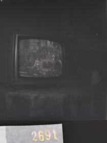 2691 改革开放前后年代特色底片 黑白电视机 播放封神演义