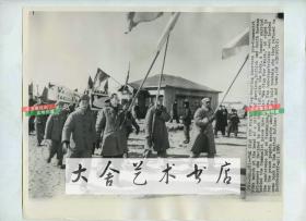 1950年代新闻传真照片，朝鲜战争板门店附近，在战斗中被人民志愿军俘虏的美国士兵，打起爱好和平的大旗反对战争，25.3X20.8厘米
