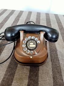 多网唯一《带提把的紫铜古典电话机》1955年欧洲ATEA公司出品，25*14*14，外壳为2mm紫铜板模压而成，自重2.6kg