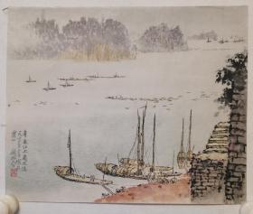 钱松岩：青衣江上万木流图片，尺寸21*26厘米，印刷年代不详，如图。钱松岩（1899.9~1985.9），当代画家。

江苏宜兴人，曾任江苏省国画院院长、名誉院长，江苏省美术家协会主席，中国美术家协会常务理事、顾问，第四、五、六届全国人大代表，是当代中国山水画主要代表人之一。