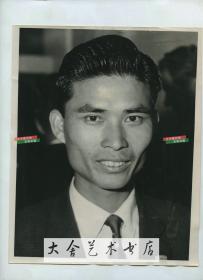 1965年著名的台湾高尔夫球运动员陈清波（音译自Ching Po Chen）在加拿大杯高球比赛上。其连续6年出战大师名人赛，活跃在世界顶级赛事上，巡回赛24次获得冠军。25.2X20.2厘米