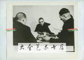 一九五零年代美联社新闻传真照片一张。在朝鲜战争中被俘的美国飞行员，在中国的战俘营中茶话会上阅读家信。25.4X20.6厘米