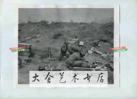 1951年朝鲜战争时期，三名美国海军陆战队士兵使用4.2英寸口径的迫击炮射击老照片。22.7X18.1厘米。