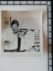 20201213-2 年代老照片 拉小提琴的大姨