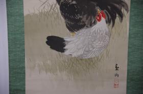 明治大正时期立轴老画 芝景川（1874-？）《绢本手绘 红日双吉(鸡)图》高级骨轴头 作者名兴平、字子德，师从今尾景年，帝国绘画协会、日本画会会员、明治绘画会干事、正派同志会评议员 整体尺寸：206*53cm
画心尺寸：118*40cm（第49批 7号）