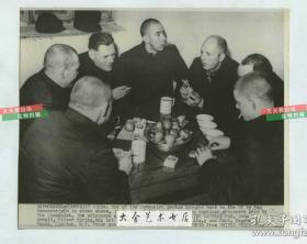1950年代联合通讯社新闻传真照片一张，朝鲜战争中被人民志愿军俘虏的美国士兵聚在一起喝茶，聊天，抽烟，当时志愿军优待俘虏老照片