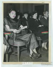 1948年美国援华志愿航空队司令飞虎队陈纳德将军的夫人陈香梅女士身穿旗袍，在华盛顿参加会议老照片，21.5X16.7厘米。