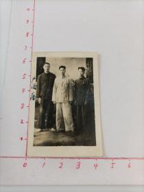 民国三十六年（1947）端午节拍摄《三青年合影》原版黑白照片1枚，背面写满毛笔字题记