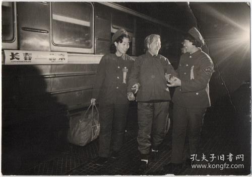 1981年长春至北京列车长苏凤琴为旅客服务 两张合售（老照片）