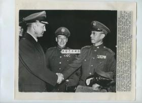 1953年2月蒋纬国将军率领军事代表团访问美国，美联社新闻传真照片一张。