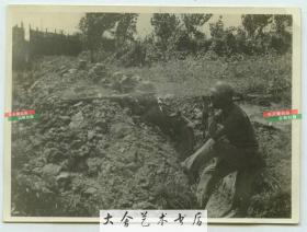 1937年日军侵华时期，驻守在上海的国民党国军士兵在战壕中戒备随时准备向日军射击。有一名军官拿着望远镜在战壕中眺望