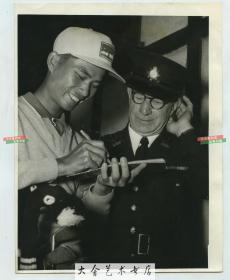 中华民国高尔夫球选手陈清波参加加拿大杯赛时在皇家墨尔本球场为裁判员签名老照片。21.6X16.7厘米