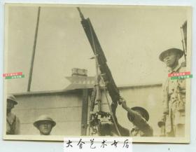 1937年日军侵华时期，在上海驻守的国民党国军士兵用高射机枪瞄准来犯的日本飞机，老照片一张
