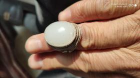 装饰类；银戒指一枚“林记足纹”镶嵌白玉重16克口直径2.0厘米