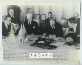 1943年中华民国驻俄国大使傅秉常与苏美英签订抗日协议，美联社新闻传真照片一张。25.8X20.6厘米