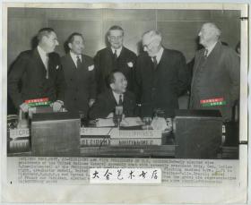 1949年美联社新闻传真照片一张，联合国秘书长和副秘书长与菲律宾中国英国巴西等住联合和代表在一起。