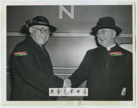 1940年代中国第一位天主教枢机青岛主教田耕莘访问美国纽约，在机场受到了当地候补枢机主教Francis . J. Spellman的迎接