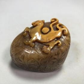 清中期寿山石田黄冻石雕刻古兽花纹随形印章