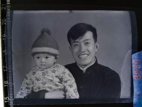 3030 年代老照片底片 抱着大儿子的爸爸 大尺寸