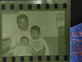 3075 年代老照片底片 爸爸和两个孩子
