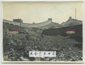 1913年北京郊区长城老照片，可见废弃的一段城墙，敌楼顶部也残缺不全了。