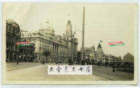 民国时期上海黄浦江边外滩大道老照片，可见西侧的经典西式建筑，有汇丰银行，海关大楼等。