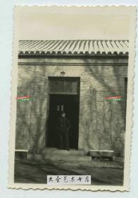 1937年在天津北洋机器局旧址现在法国兵营中一名法军士兵在屋前留影老照片