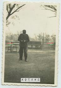 民国天津北洋机器局旧址，当时的法国东局子兵营中，一名法军士兵端着照相机拍照老照片