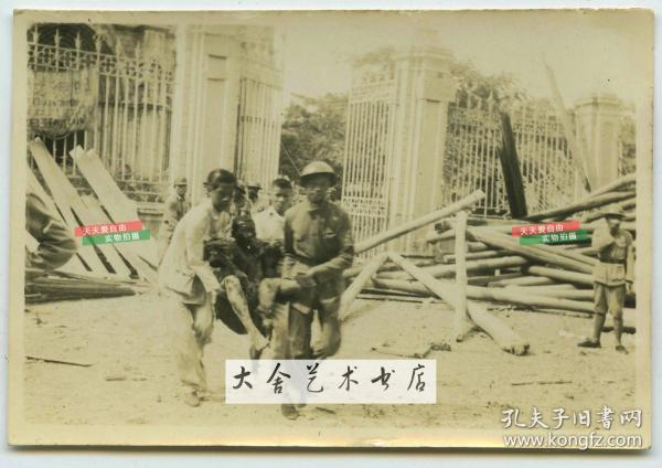 1937年淞沪事变日军侵略上海造成了大量平民百姓的伤亡，国民党士兵在第一时间抢救伤者老照片。
