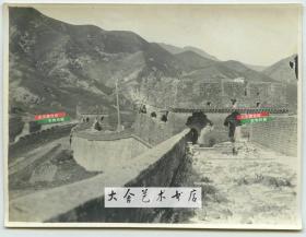1913年北京郊区昌平南口一带长城关隘老照片，破损严重的敌楼与城道