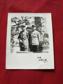 老照片:男沈阳北陵公园留影1974年
