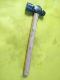 锤子  老锤子，上海老沪工牌，1.5磅的，有钢印，无裂无焊接等问题，自制小叶黄榆木柄，结实耐用漂亮。详见图片