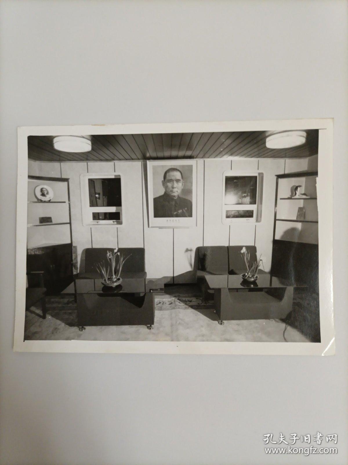 1989年新华社记者张继民拍摄《中国南极中山站》大尺寸黑白照片1枚，背面有打印照片说明文字