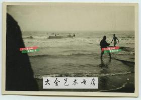 民国时期河北秦皇岛在海边作业的渔民集体拉网老照片