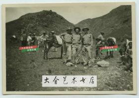 民国时期游览长城的外军士兵租用附近中国村民的毛驴后，成功地登上了山顶。