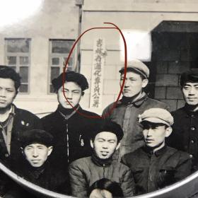 【众人合影】早期1961年吉林通化专署水利处集体合影，可见大门门柱上“吉林通化專員公署”牌匾。1954年设通化专区，1970年改称通化地区。老照片时代内容凸出，尺寸较大，品佳难得（15x11cm）