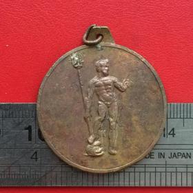 D251外国裸身体男子手持画戟脚踏海豚图案铜牌铜章挂件吊坠珍收藏