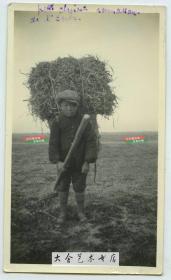 民国时期背草打柴的男童民俗老照片拍摄于天津一带